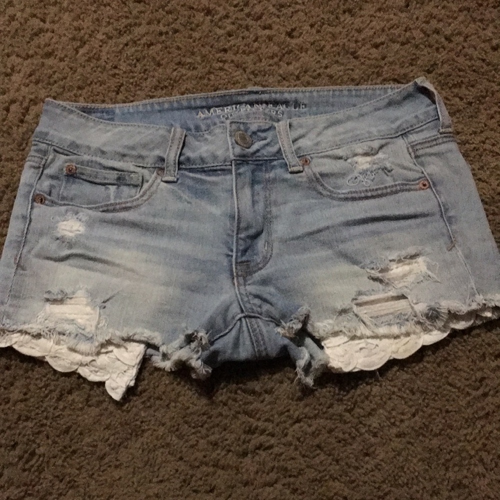 American Eagle Stretch Shortie distressed jean shorts w/decorative pockets Sz 6